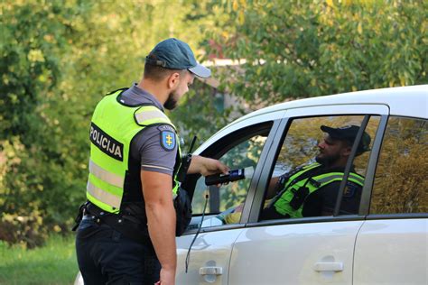 Tematinė nuotrauka: pradedantysis vairuotojas už vairo, mokymosi aplinka
