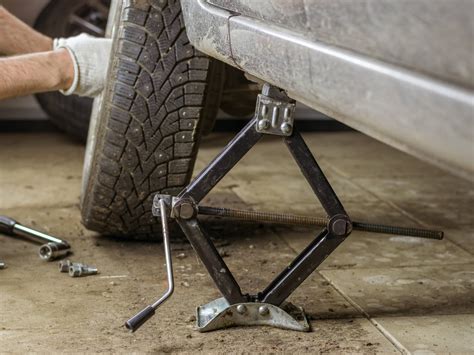 Automobilio kėlimas domkratu ir saugumo stovais