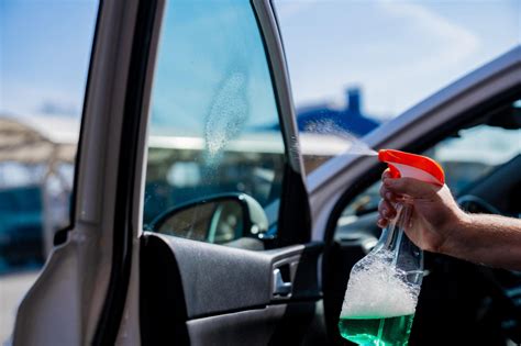 nuotrauka, iliustruojanti automobilio katalizatoriaus valymo procesą