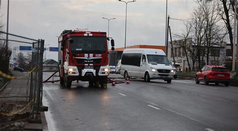 Gelbėjimo tarnybos dirba avarijos vietoje, automobilių nuolaužos