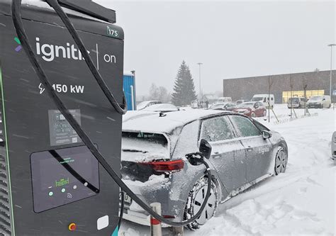 elektromobilio įkrovimo stotelė žiemą