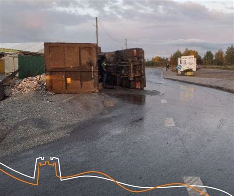 Sudegusio autobuso ir sunkvežimio liekanos po avarijos Rytų Turkijoje
