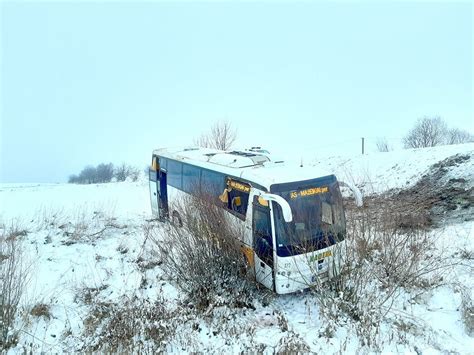 Apvirtęs autobusas Antalijoje po nuslydimo nuo kelio šlapiame kelyje
