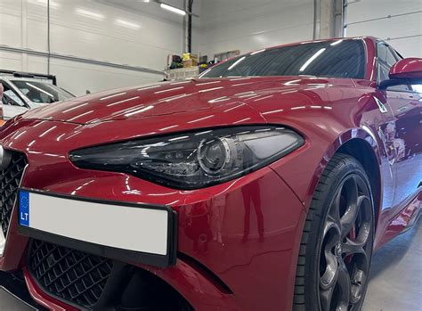 Fotografija: automobilio priekiniai ir galiniai žibintai, apklijuoti skaidria ir tamsinta apsaugine plėvele
