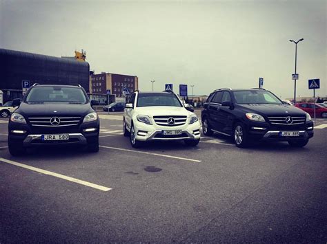 Tematinė nuotrauka: įvairių automobilių tipų (ekonominės klasės, SUV, prabangūs) palyginimas