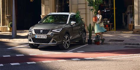 Teminis nuotrauka: modernus SEAT automobilis mieste