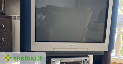 Senas vaizdo grotuvas (VCR) ir modernus televizorius, iliustruojantis jų sujungimą