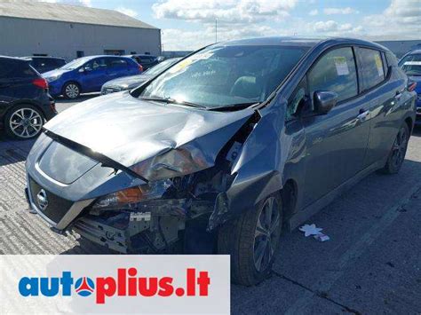 Nissan Tiida hečbeko ir sedano kėbulo modelių palyginimas gatvėje