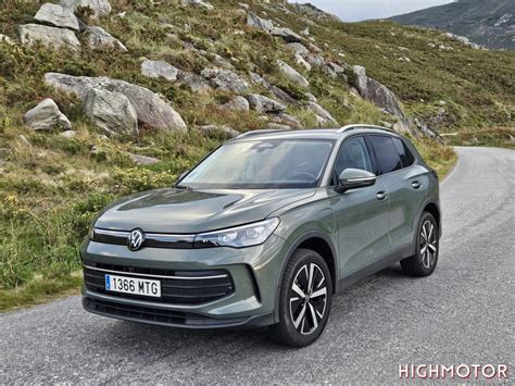 Volkswagen Tiguan eHybrid variklis ir įkrovimo stotelė iliustracija