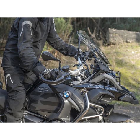 Pavyzdys, kaip stovėti ant motociklo ir tinkamo vairo aukščio demonstracija