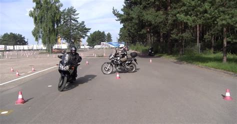 Motociklo manevrų aikštelėje schema (aštuoniukė, greitas stabdymas)
