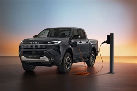 Toyota Hilux su skirtingų tipų ir dydžių ratlankiais bei padangomis