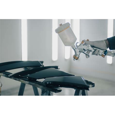 Įvairių automobilių žibintų ir kėbulo detalių asortimentas