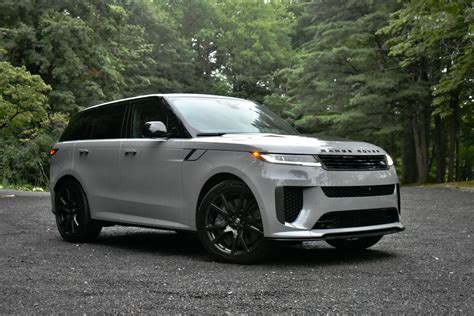 Tematinė nuotrauka: „Range Rover Sport“ važiuoja keliu su prabangiu interjeru
