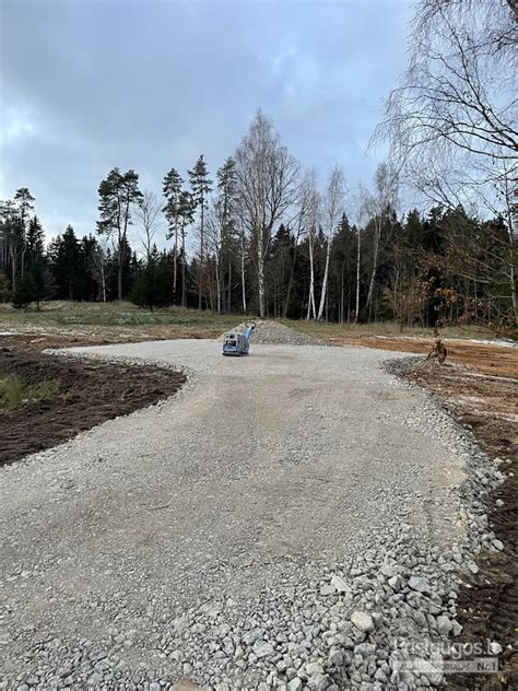 Vaizdingi Airijos kaimo keliai su žaliais laukais ir akmeniniais nameliais