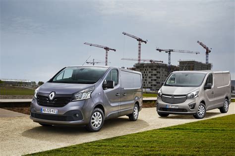 Trijų skirtingų lengvųjų krovininių automobilių (Renault Trafic, Opel Vivaro, Mercedes-Benz Vito) infografika su pagrindinėmis savybėmis
