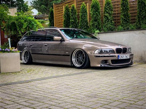 BMW E39 Touring galinių žibintų nuotrauka su pabrėžtais elementais