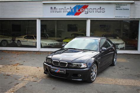 Mechanikas keičia ABS bloką BMW E46 modelyje