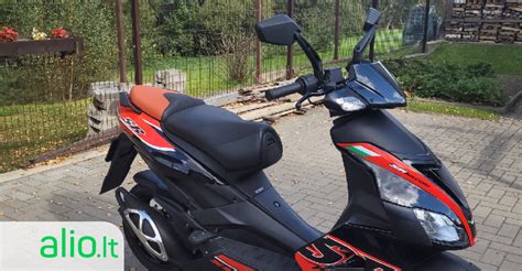 Mopedas arba motoroleris su užrašu 