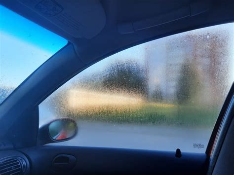 automobilio stiklas, uždengtas šiukšlių maišu saulėtą dieną