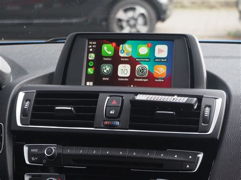 Android Auto sąsajos pavyzdys automobilio jutikliniame ekrane su navigacija ir medijos valdymu