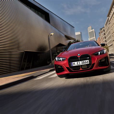 Tematinė BMW automobilio su įjungtais adaptyviaisiais žibintais nuotrauka tamsoje