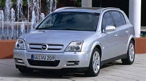 Tematinė nuotrauka, vaizduojanti Opel Signum priekinius žibintus naktį