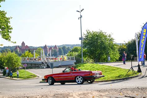 Teminė nuotrauka, vaizduojanti istorinių automobilių paradą arba renginį