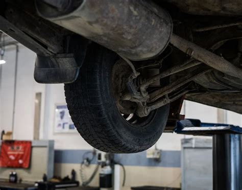 Šiuolaikinio policijos automobilio ir seno automobilio gretinimas, iliustruojantis naudojimo kontrolės dilemas