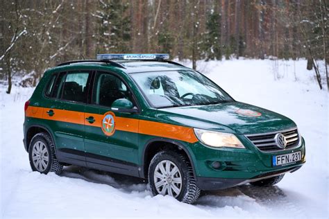 pavyzdys: tarnybinis automobilis su logotipu ir įstaigos pavadinimu