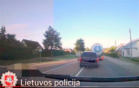 Automobilis rūke su įjungtais priešrūkiniais žibintais