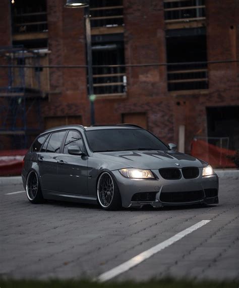 BMW E91 Touring su sumontuotais stogo skersiniais ir stogo bagažine