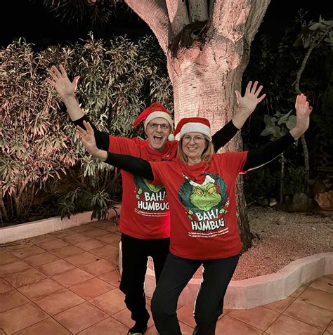 Animuota schema, iliustruojanti tolygų įsibėgėjimą ir stabdymą, palyginti su staigiu.