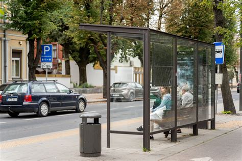 Teminė nuotrauka: keleiviai laukiantys viešojo transporto stotelėje