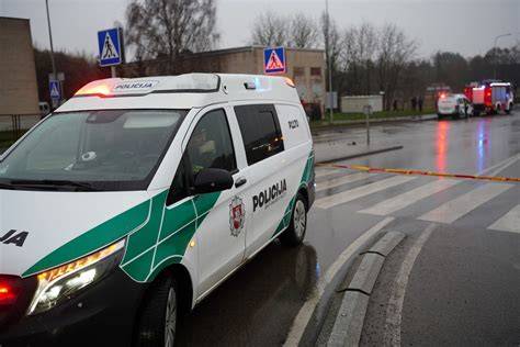 Schematiškas pavyzdys, kaip automobilis nuslysta nuo kelio