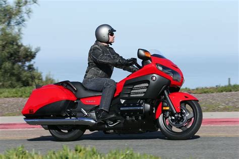 Honda Gold Wing F6B motociklas, rodantis sumažintą dizainą ir nereguliuojamą priekinį stiklą