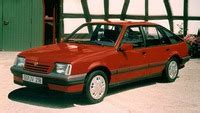 Teminė Opel automobilio nuotrauka kelyje