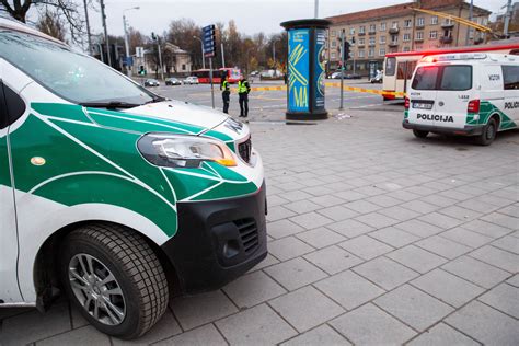 Automobilis stovintis viešoje vietoje ir automoblis stovintis privačioje teritorijoje schema