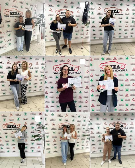 Grupė besišypsančių vairavimo instruktorių ir mokinių lauke prie vairavimo mokyklos pastato