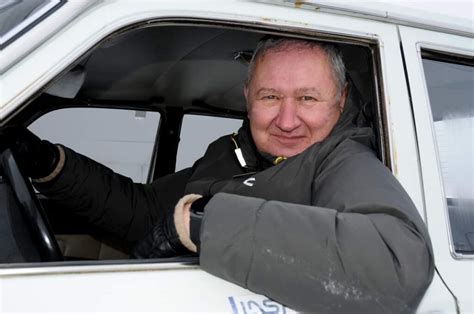 Instruktorius Donatas Misevičius kantriai aiškina vairavimo situaciją mokiniui prie automobilio