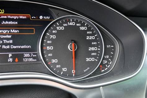 Teminė nuotrauka: žmogus tikrinantis automobilio odometro rodmenis