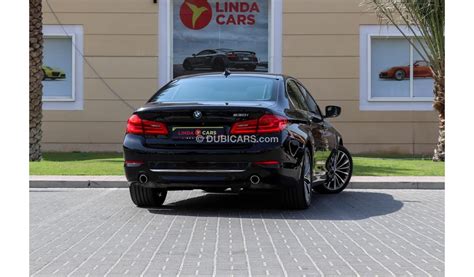 BMW 530i G30 interjeras su dideliu ekranu ir moderniais sprendimais