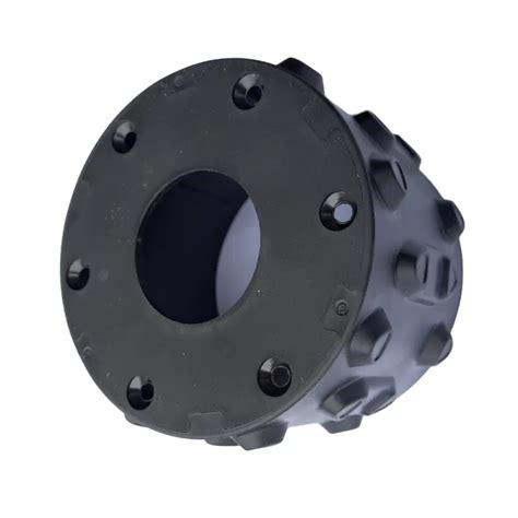 Nuotrauka, iliustruojanti didelio galinio rato ir mažesnio priekinio rato santykį traktoriuje.