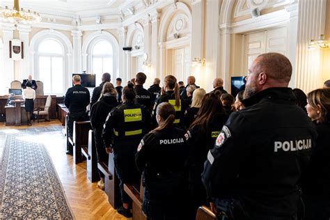 Nuotrauka: policijos pareigūnas rašantis baudą arba teismo salė