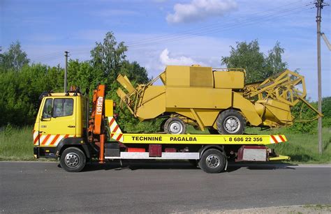Nuotraukų galerija, demonstruojanti skirtingų tipų priekabas: vienašę, su tentu, dviašę, automobilinį tralą
