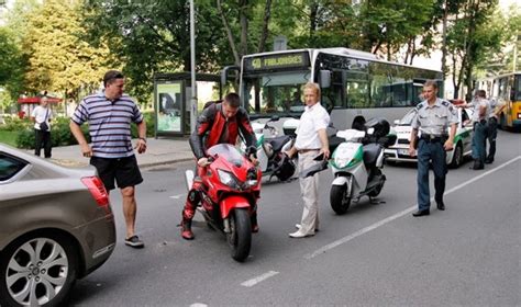 Motociklas, važiuojantis keliu, su išplaukusiu fonu, iliustruojantis greitį ir riziką