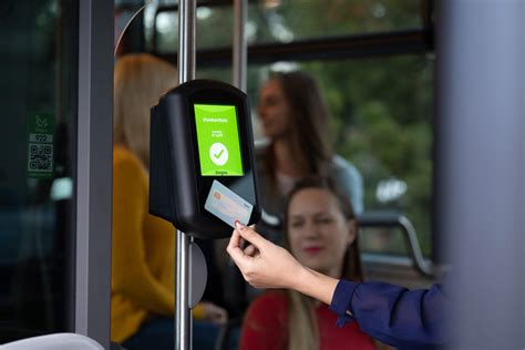 Bekontakčio atsiskaitymo ženklas viešajame transporte