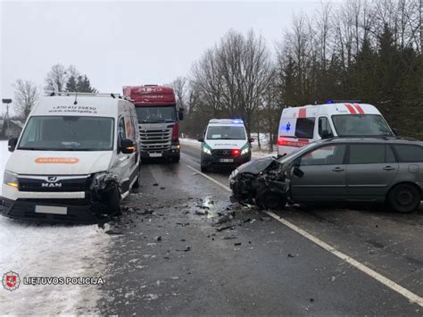 Infografika: susidūrimo eiga ir žmogaus judėjimas automobilio salone avarijos metu