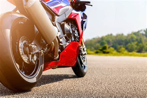 Motociklo valdymas su išjungtu varikliu aikštelėje