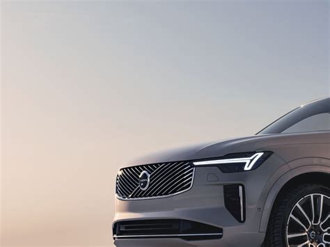 Volvo XC90 vaizdas iš priekio, demonstruojantis švedišką dizainą